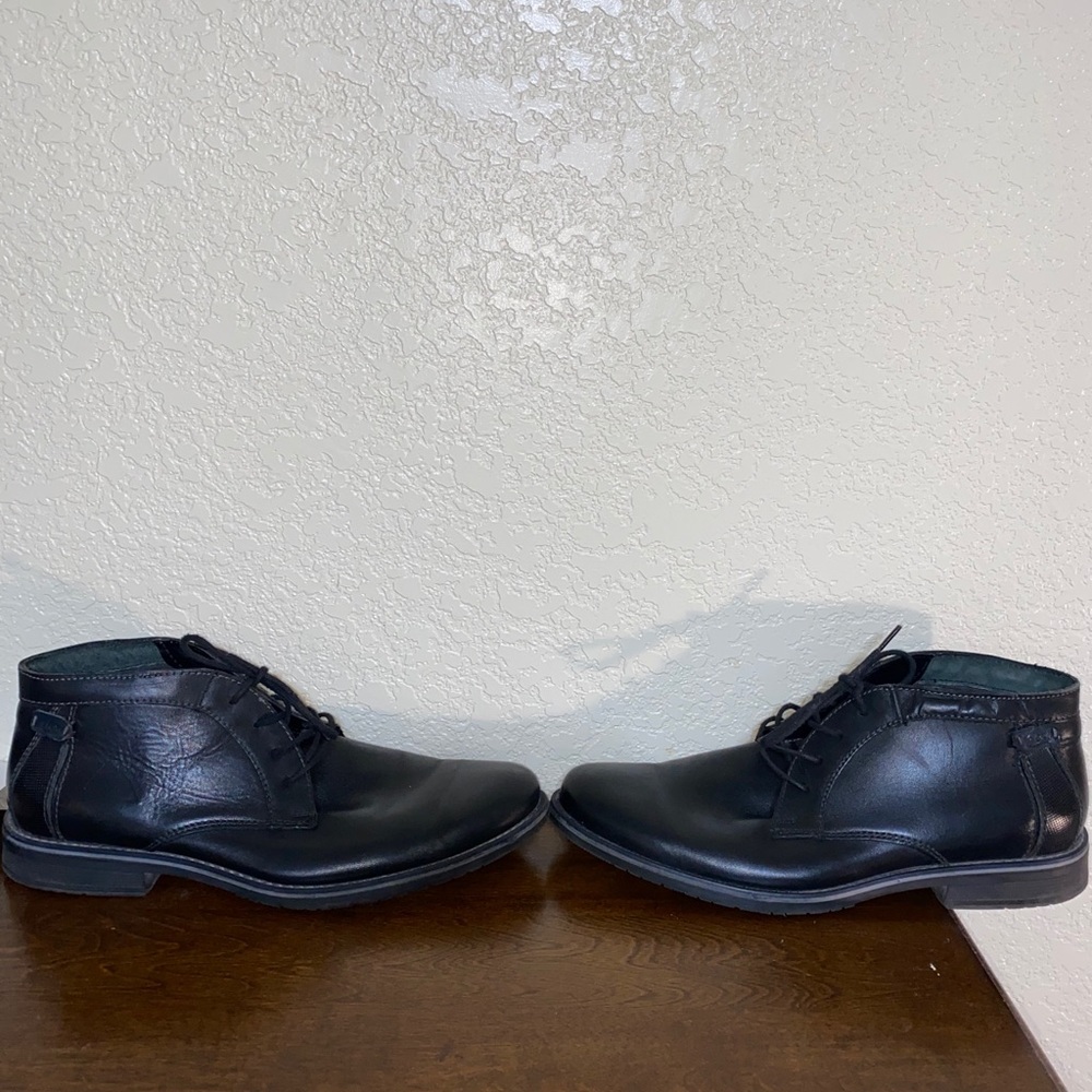 Casual black leather shoes